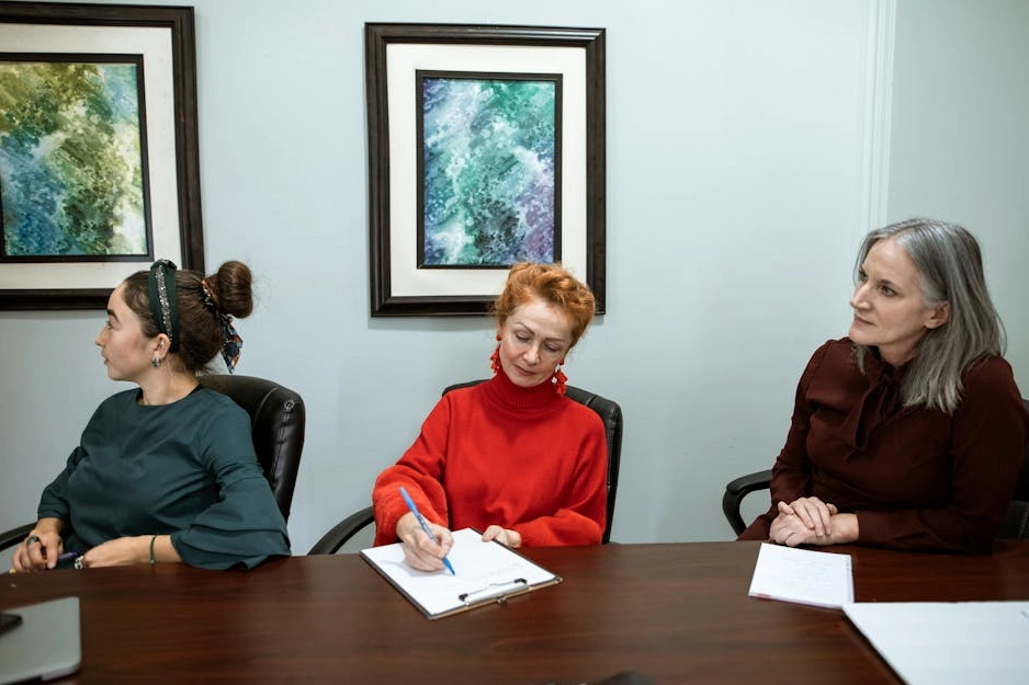 Konsultant biznesowy omawiający wykresy z klientem.