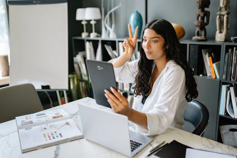 Zespół analityków biznesowych pracujący nad strategią w nowoczesnym biurze.